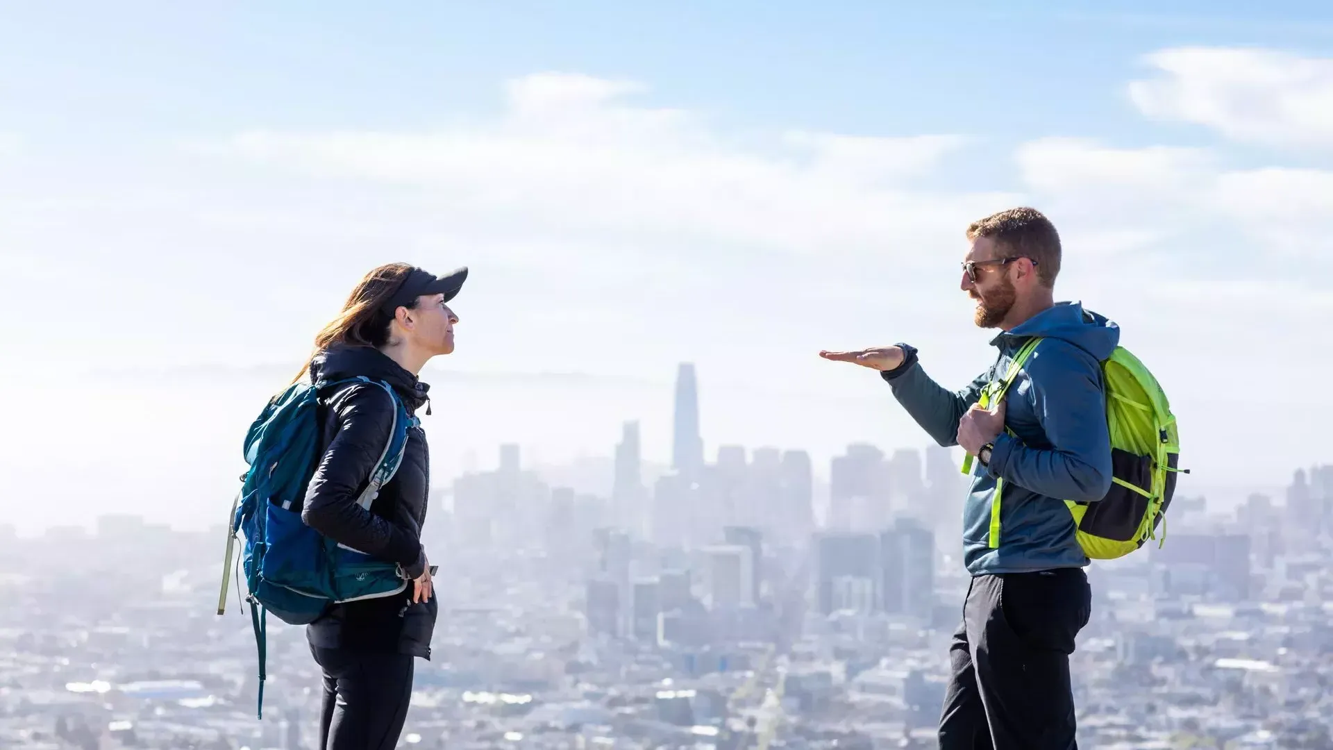 Randonneurs discutant avec les toits de San Francisco au loin