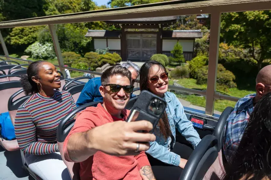 Un homme prend un selfie lors d'une excursion en Big Bus