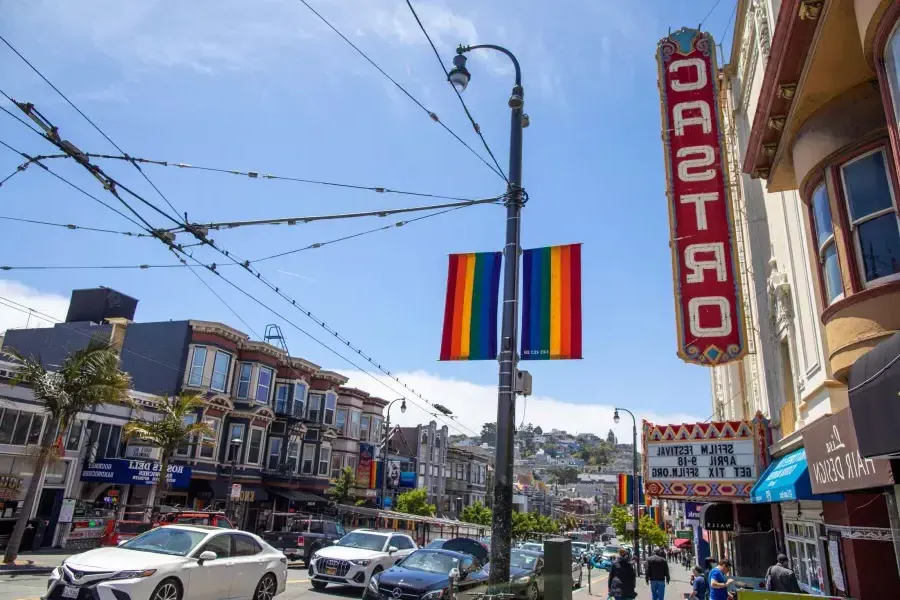 Le quartier Castro de San Francisco, avec le panneau du Castro Theater et les drapeaux arc-en-ciel au premier plan.